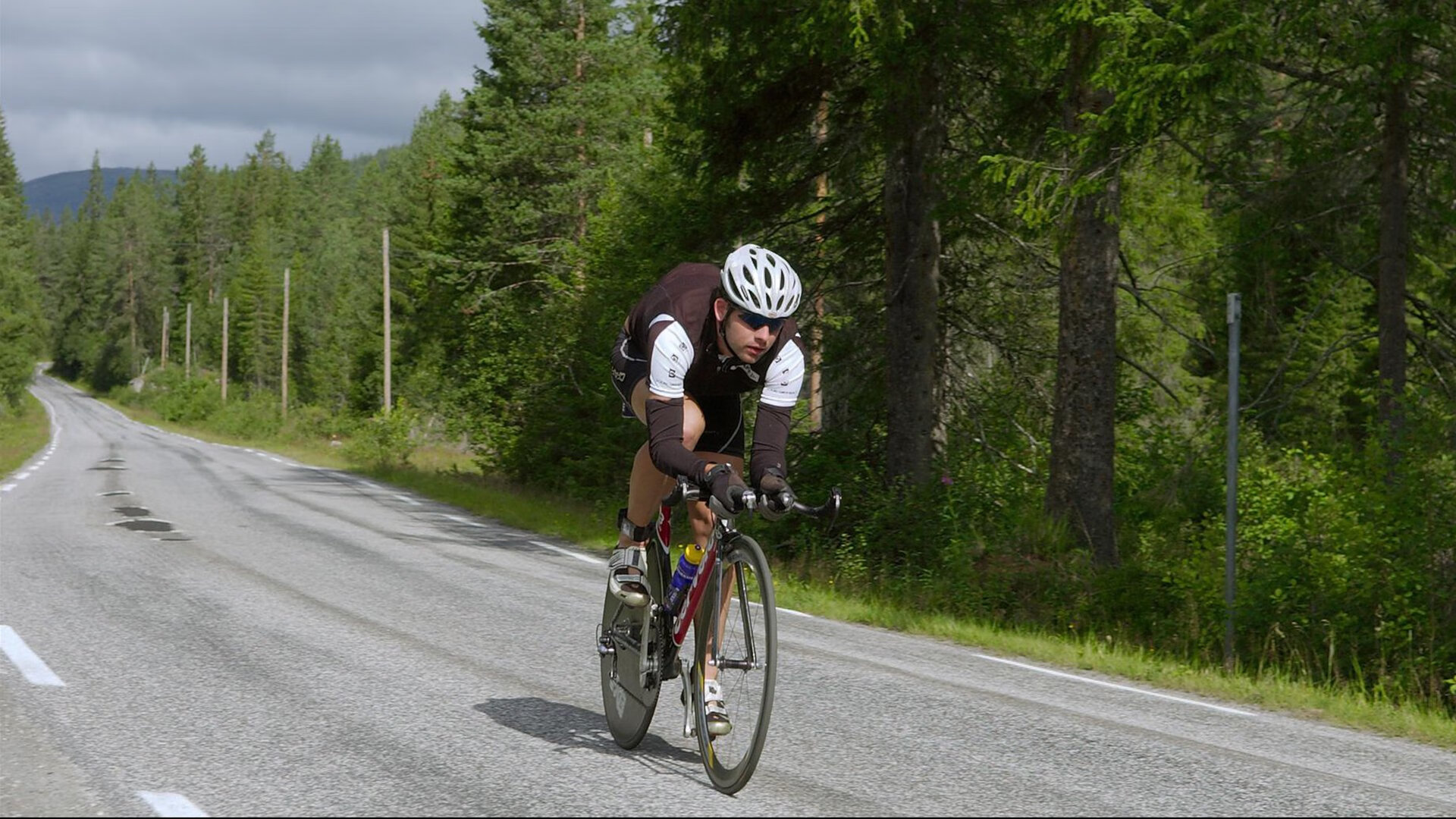 F1赛车赛场焦点！韩国队对阵法国队，意外判罚引发热议，比赛氛围紧张