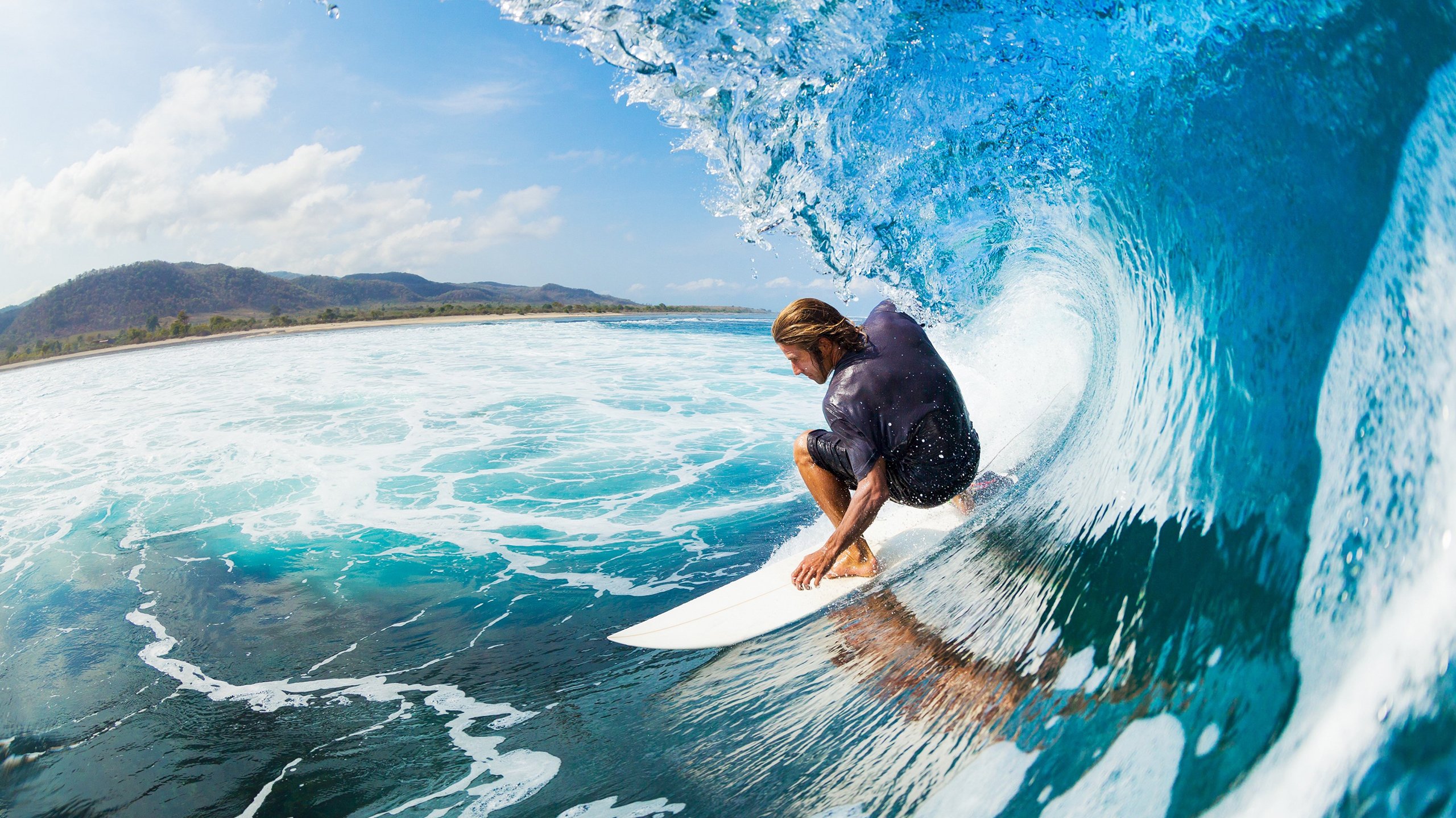 费德勒回归赛场，问鼎冠军首场状态亮眼，公牛观众沸腾！